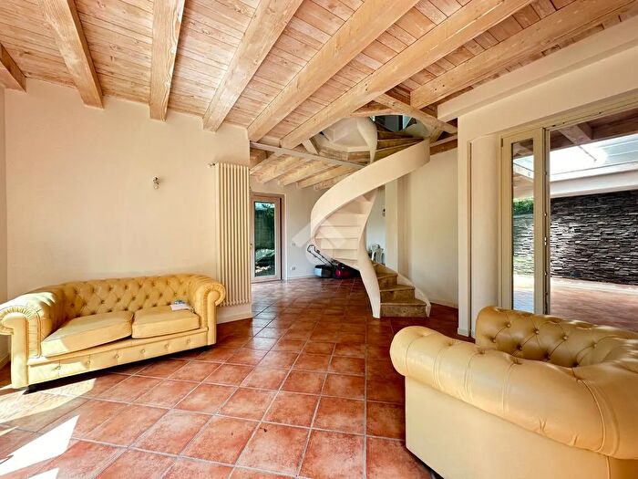 Casa quadrilocale in vendita in Desenzano Del Garda