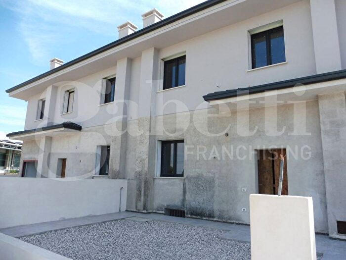 Casa con 6 locali in affitto in Garibaldi, San Pietro in Gu
