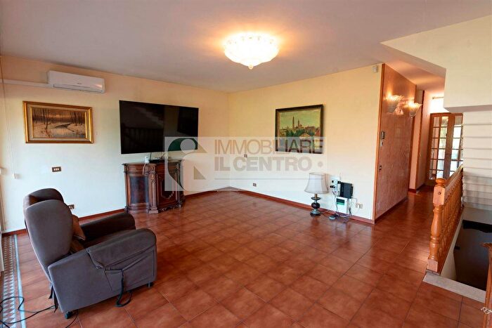 Casa con 5 locali in vendita in Luni