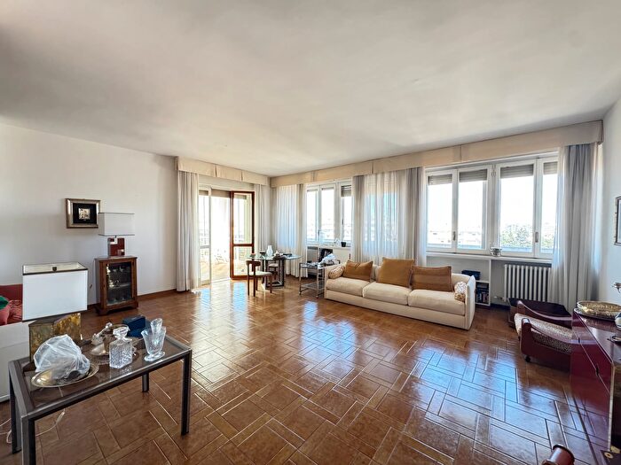 Appartamento con 6 locali in vendita in Via Lupiae, Lecce