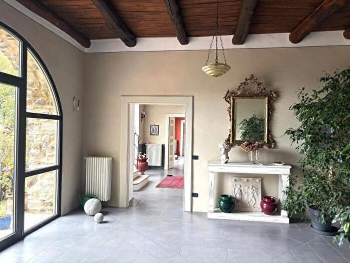 Casa con 6 locali in vendita in Lustra