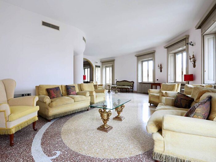 Appartamento con 5 locali in affitto in Viale Monte Nero, Montenero, Milano