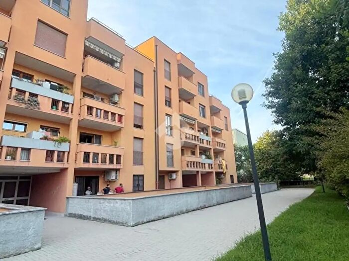 Appartamento trilocale in vendita in Via Enzo Balzarotti, Rho