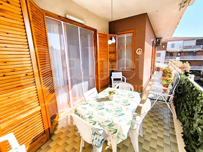 Appartamento trilocale in vendita in Via Nazionale, Aci Castello