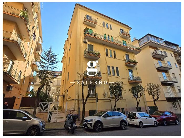 Appartamento trilocale in vendita in Via Salvatore Calenda, Salerno