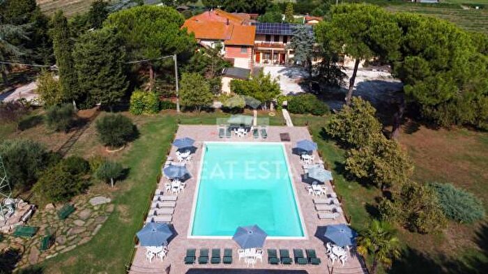 Casa con 6 locali in vendita in Via Panicarola, Castiglione Del Lago