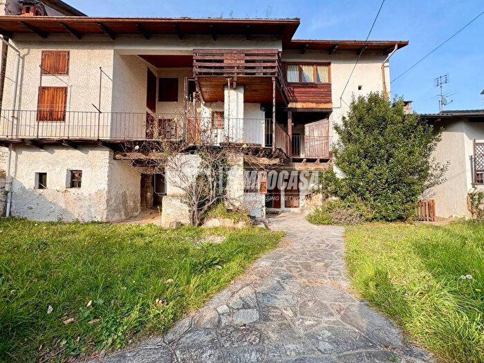 Casa con 6 locali in affitto in Via Camillo Benso Conte di Cavour, Coazze