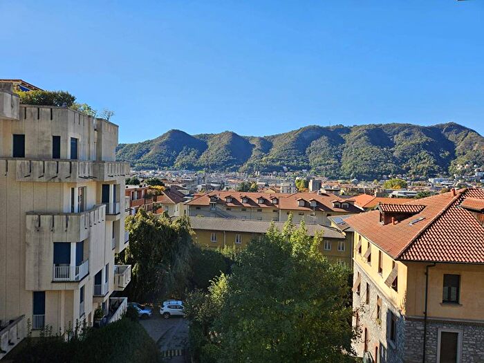 Appartamento trilocale in affitto in Via Tommaso Grossi, Borghi, Como