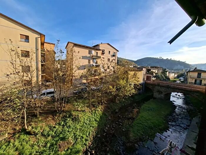 Appartamento con 7 locali in vendita in Bucine