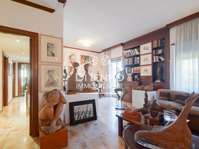 Appartamento con 8 locali in vendita in Via Giovanni Penta, Roma