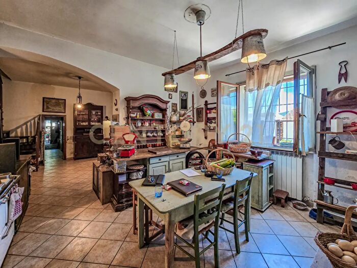 Casa con 5 locali in vendita in Via dell'Ingegnere Loc Olmini, Roccastrada