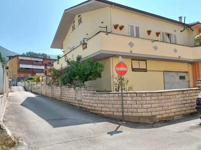 Casa con 5 locali in vendita in Via Fratelli Rossellini, Bussi Sul Tirino