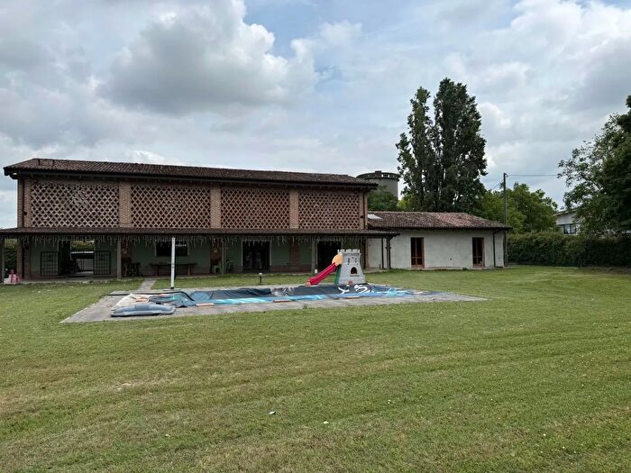 Casa con 7 locali in vendita in Gragnano Trebbiense