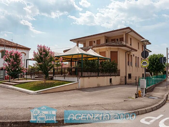 Casa con 6 locali in vendita in Via Pietra, Agna