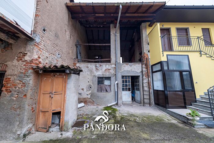 Casa in vendita in Via Garibaldi, Samarate