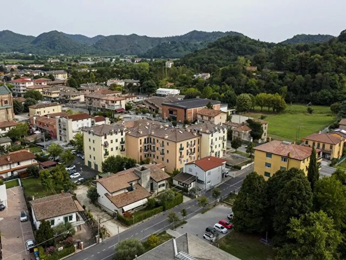Appartamento trilocale in vendita in Via Mirabello, Torreglia