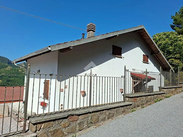 Casa trilocale in vendita in Frazione Noceto, Vobbia