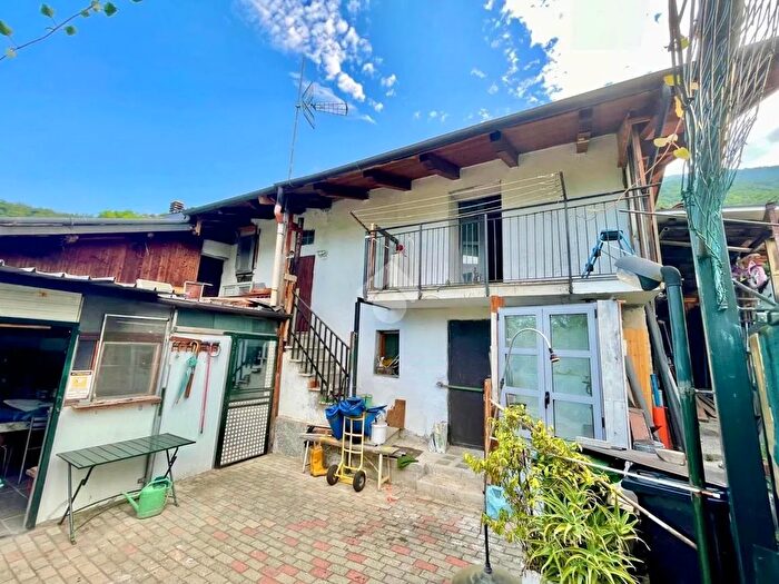 Casa con 6 locali in vendita in Località Mondaneria, San Didero