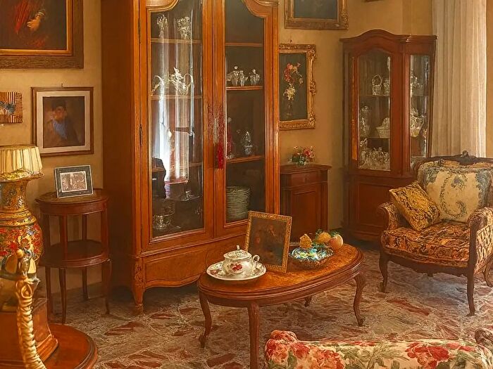 Appartamento con 5 locali in vendita in Via Ugo Foscolo, Crotone