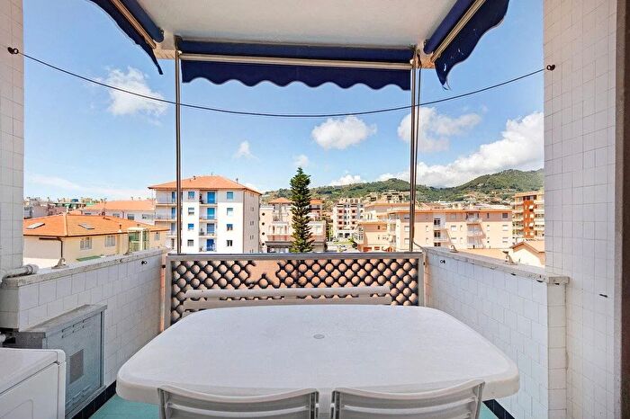 Appartamento con 5 locali in affitto in Via Bent Amilcare Nuvolone Taggia, Taggia