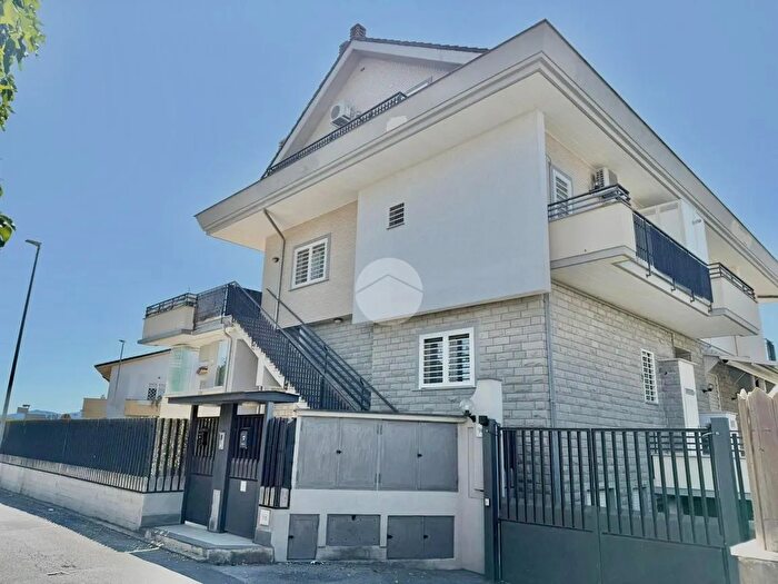 Appartamento quadrilocale in vendita in Via Castiglion De Pepoli, Roma