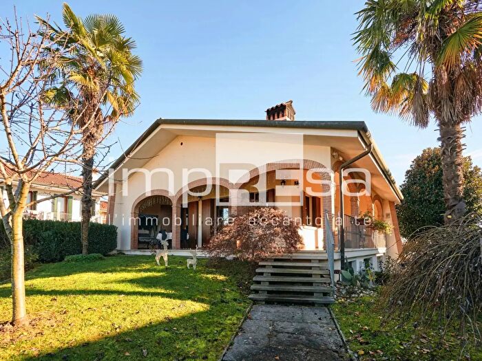 Casa quadrilocale in vendita in Via Marmolada, Povegliano