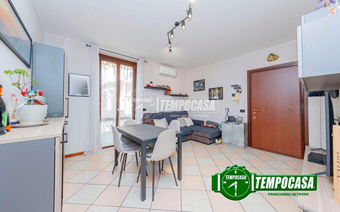 Appartamento trilocale in vendita in Via Besate, Casorate Primo