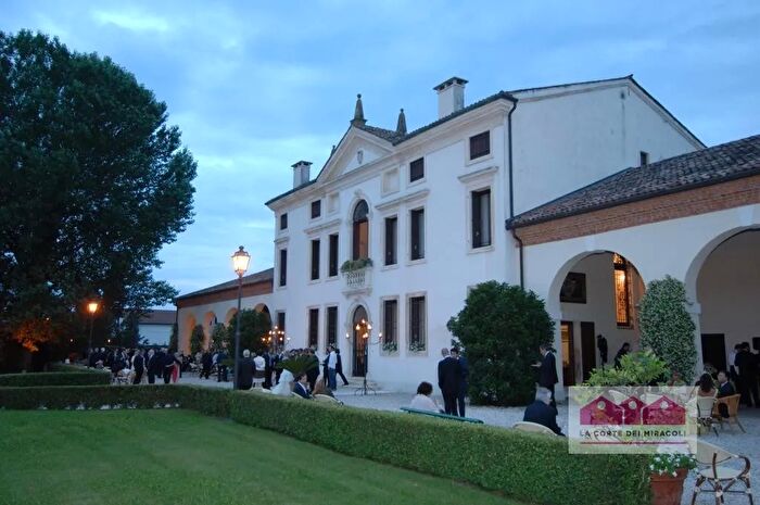 Casa con 9 locali in vendita in Via Settimo, Montegalda