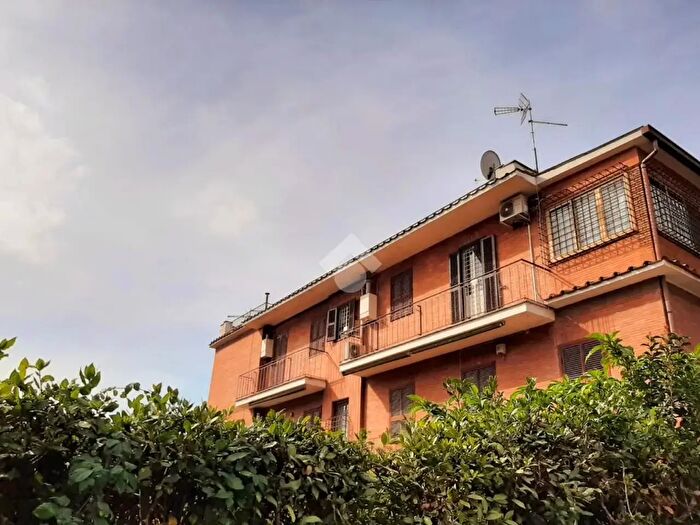 Appartamento trilocale in vendita in Via Moniano, Roma