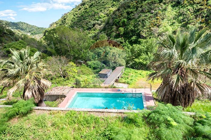 Casa con 11 locali in vendita in Provinciale Km, Mandanici