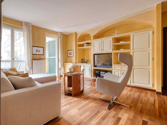 Appartamento trilocale in affitto in Via Scaldasole, Ticinese, Milano