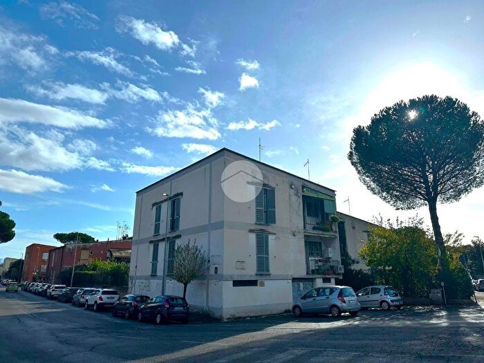 Appartamento trilocale in vendita in Via Civitella Roveto, Roma