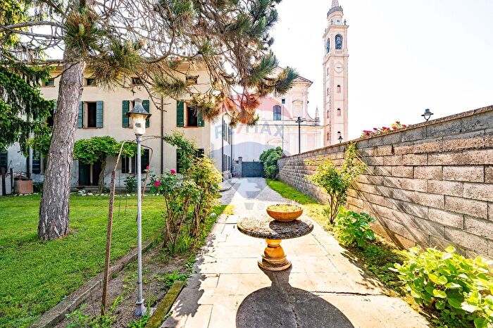 Casa con 5 locali in vendita in Via Mentana, Viadana