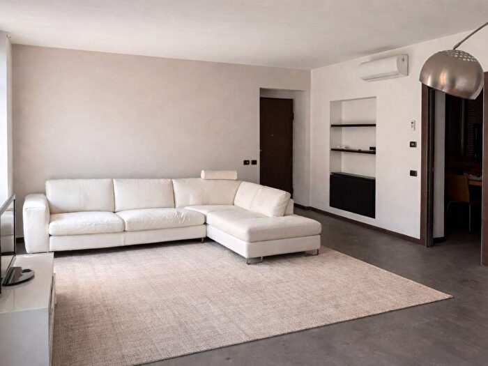 Appartamento trilocale in affitto in Borghi, Como