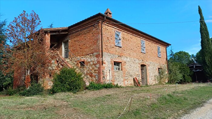 Casa con 9 locali in vendita in Loc Rengone, Castiglione Del Lago
