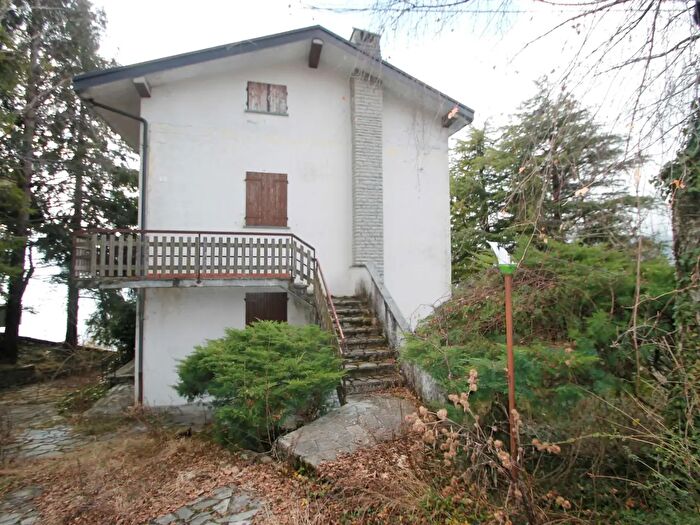 Casa con 7 locali in vendita in Fuipiano Valle Imagna