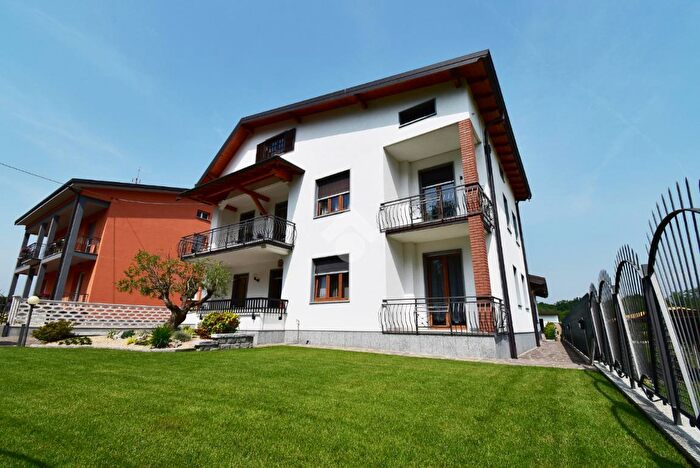 Appartamento trilocale in vendita in Via G Mazzini, Appiano Gentile