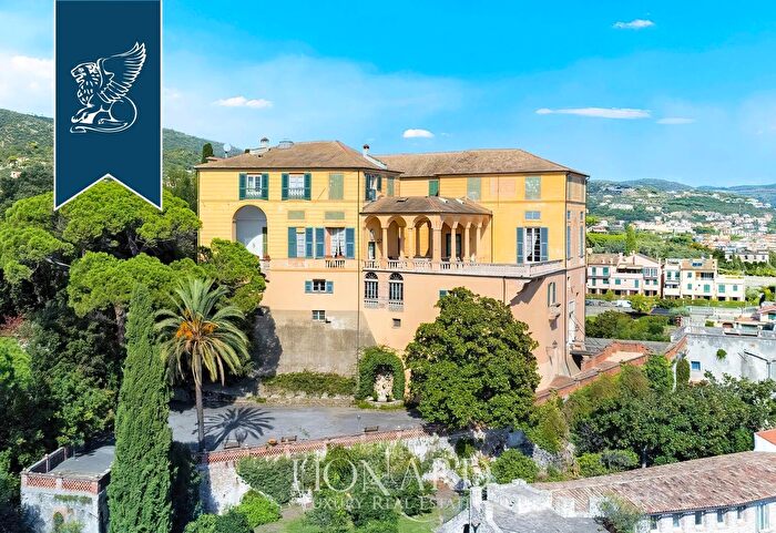 Casa con 20 locali in vendita in Loano