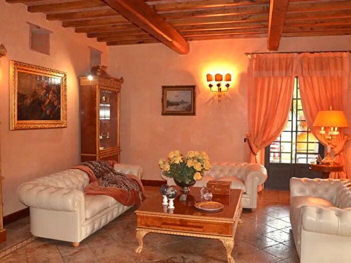 Casa con 8 locali in vendita in Lucca