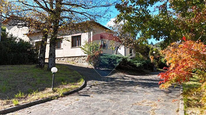 Casa con 13 locali in vendita in Camporgiano