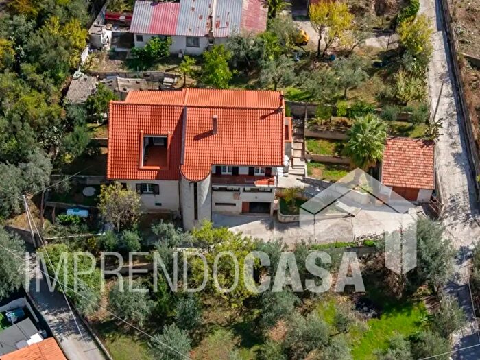 Casa con 7 locali in vendita in Via Michele Fanara, Palermo