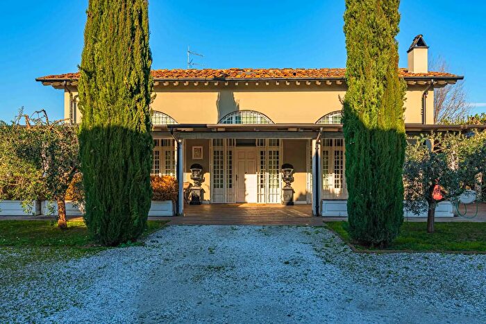 Casa con 6 locali in vendita in Campi Bisenzio, Campi Bisenzio