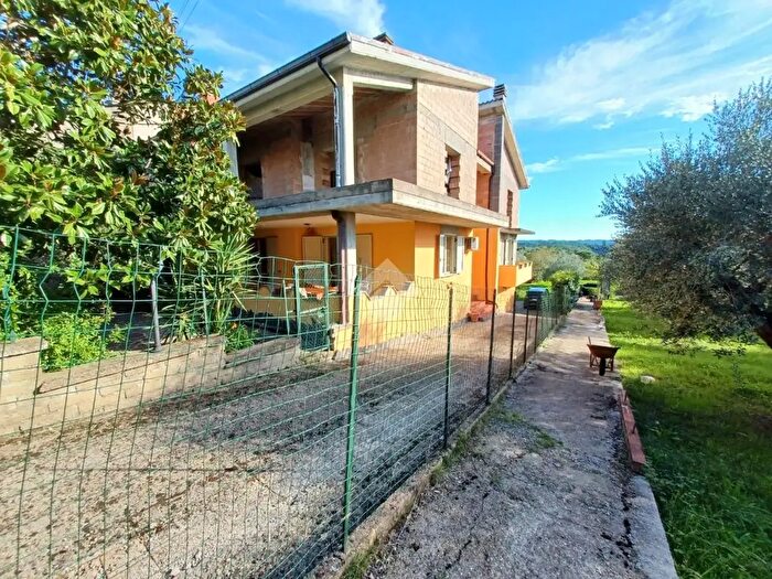 Appartamento con 6 locali in vendita in Via Circonvallazione, Calcata