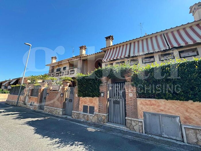 Appartamento trilocale in vendita in via Federico Confalonieri, Santa Maria delle Mole, Marino