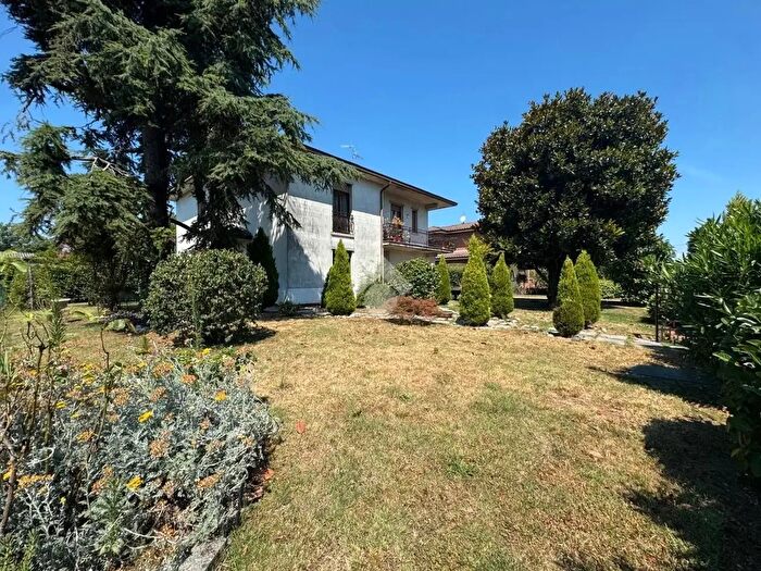 Casa con 6 locali in vendita in Via San Zeno, Capralba