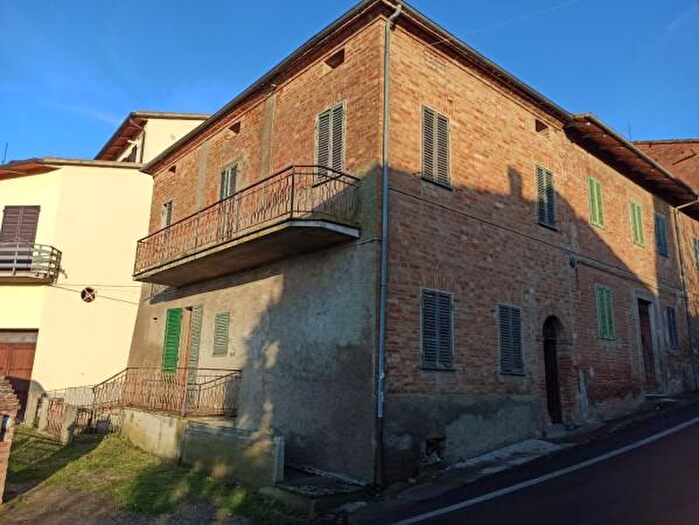 Casa con 6 locali in vendita in Castiglione Del Lago