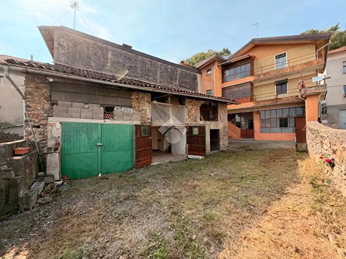Casa con 8 locali in vendita in Via Trento, Borgosesia