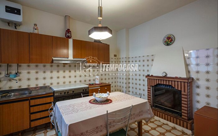 Appartamento trilocale in vendita in Via Crucianelli, Castelraimondo