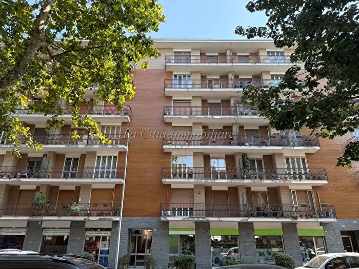 Appartamento trilocale in vendita in Viale Giulio Cesare, Novara