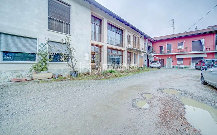 Casa quadrilocale in vendita in Via Roma, Carnago